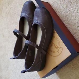 NWT! JBU Gunmetal Gray Shoes